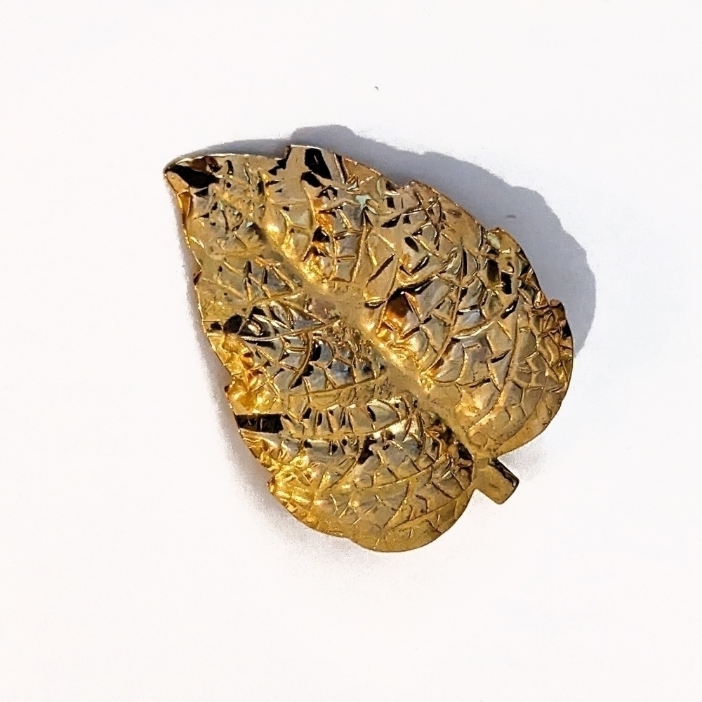 VINTAGE Gold toned Leaf Brooch - unsigned - Picture 8 of 9
